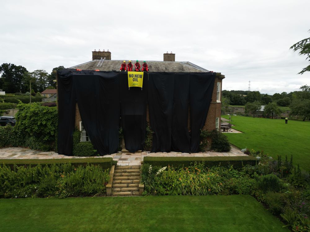 Greenpeace activists protest by sitting on the roof of Rishi Sunak's family home (Alamy)